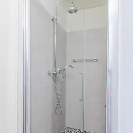 The Healing Garden, 4 Bedrooms Inside The Walls Apartamento Lucca